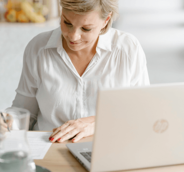 Yvonne van der Venne met koffie