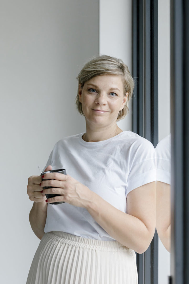 Yvonne van der Venne met koffie Yvonne van der Venne met koffie